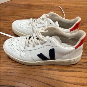 Veja V10 Women’s Size 7 white with red and blue